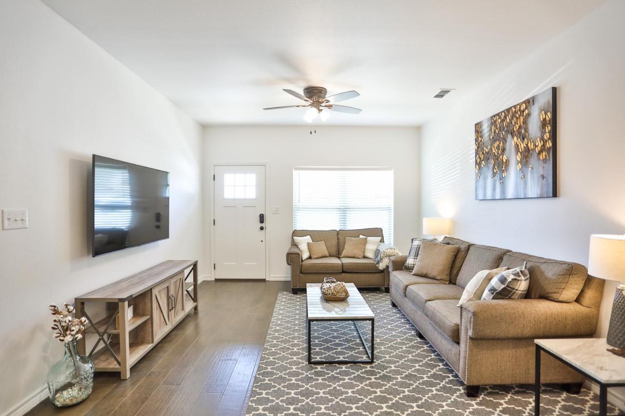 Hill Country Haven A Modern Rustic - 2 Bedroom 2 Bathroom Townhouse Off Main Street Fredericksburg Exterior photo